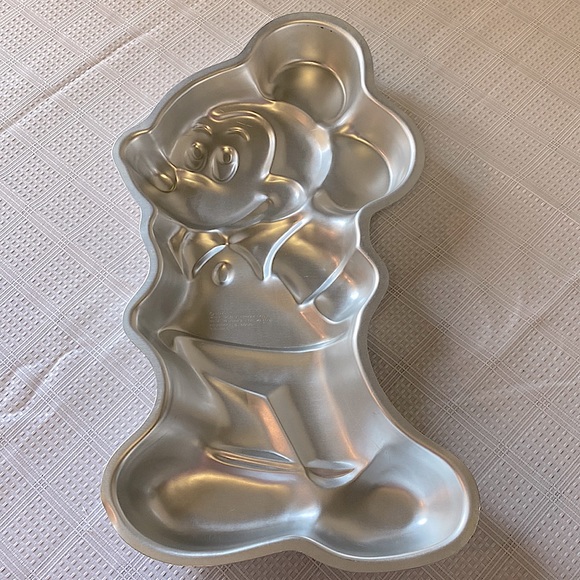 Mickey Mouse Cake Pan - Picture 2 of 3